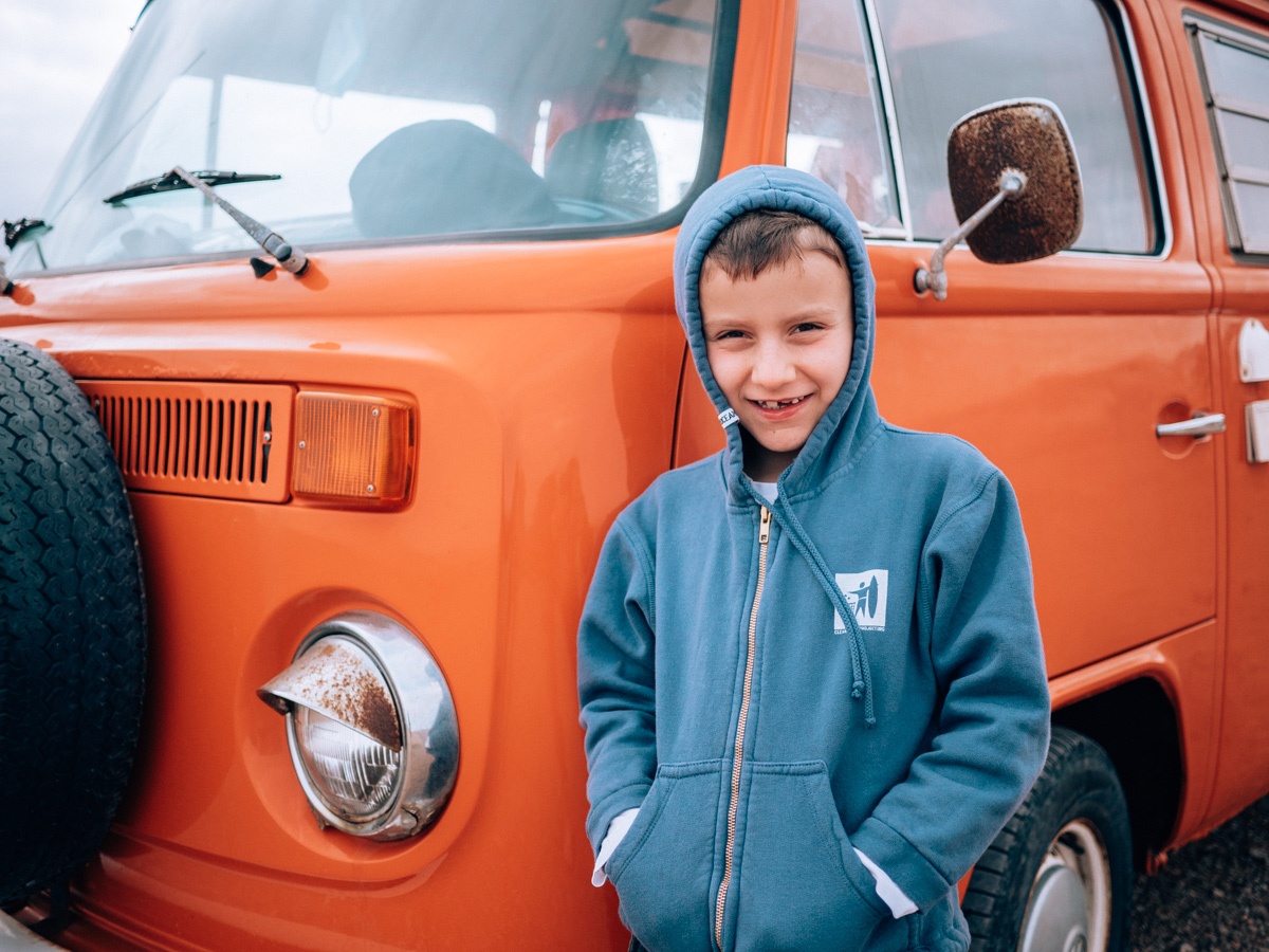 Perché in questa foto c'è tutto. Ci sono i chilometri macinati su un’isola che sembra Marte, le sveglie all’alba per ammirare il sole nascere, gli aperitivi al tramonto cullati dalle onde del mare, il rumore assordante del motore di Katia, il nostro mitico T2, che ci ha portato in giro per una settimana tra scogliere, vulcani e cieli stellati.⁣ In questa foto che profuma di libertà, c’è la voglia di andare oltre i propri limiti e di mettere a tacere quella vocina che ti dice che non è il momento perché poi il momento buono non arriva mai. ⁣
