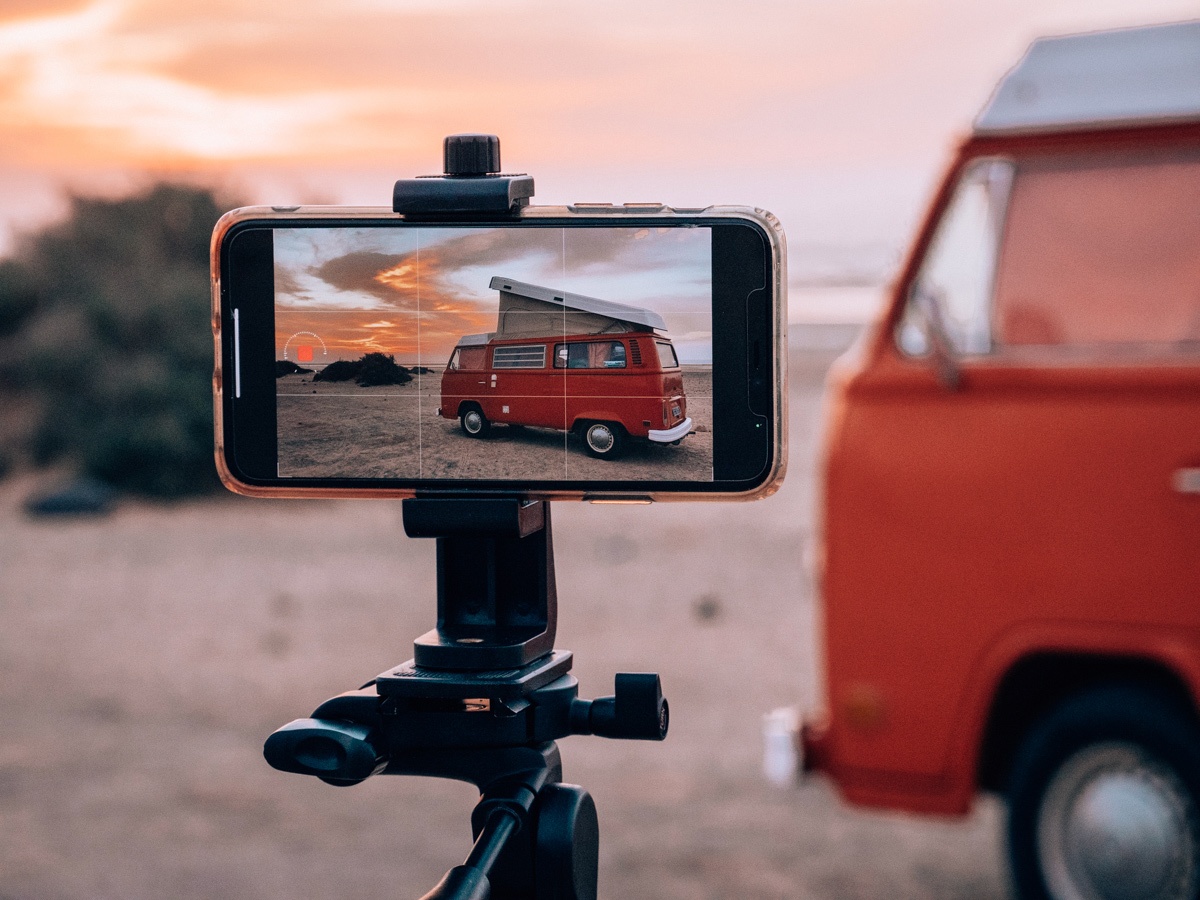 Perché in questa foto c'è tutto. Ci sono i chilometri macinati su un’isola che sembra Marte, le sveglie all’alba per ammirare il sole nascere, gli aperitivi al tramonto cullati dalle onde del mare, il rumore assordante del motore di Katia, il nostro mitico T2, che ci ha portato in giro per una settimana tra scogliere, vulcani e cieli stellati.⁣ In questa foto che profuma di libertà, c’è la voglia di andare oltre i propri limiti e di mettere a tacere quella vocina che ti dice che non è il momento perché poi il momento buono non arriva mai. ⁣