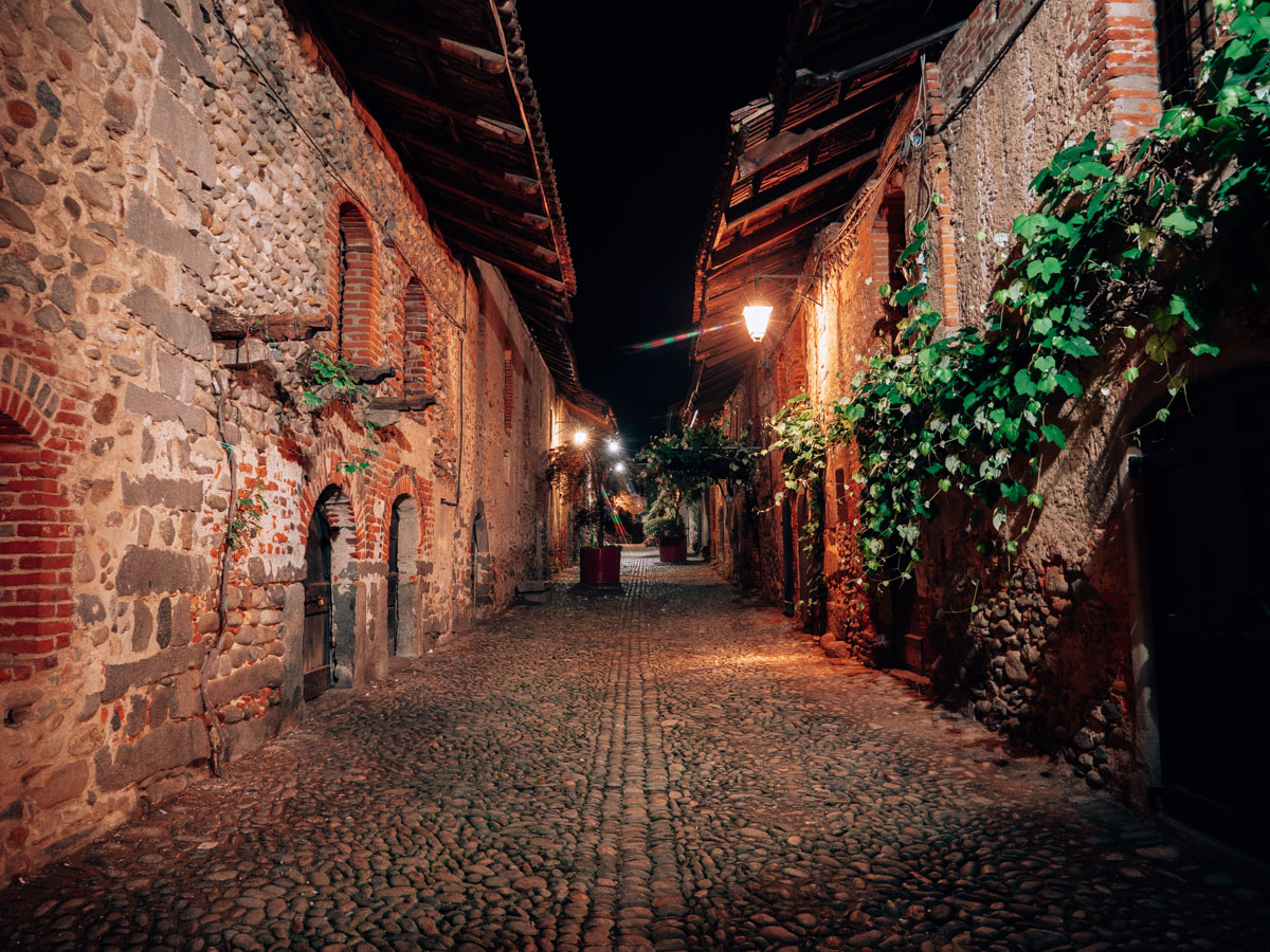 Ricetto di Candelo di notte