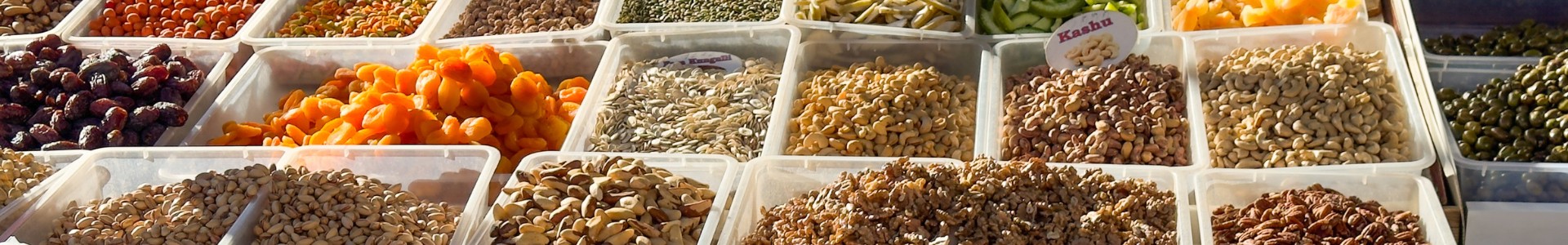 Particolare dei colorati datteri e frutta secca in vendita al mercato di Tirana, Pazari i Ri